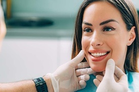 Dentista avaliando sorriso do paciente